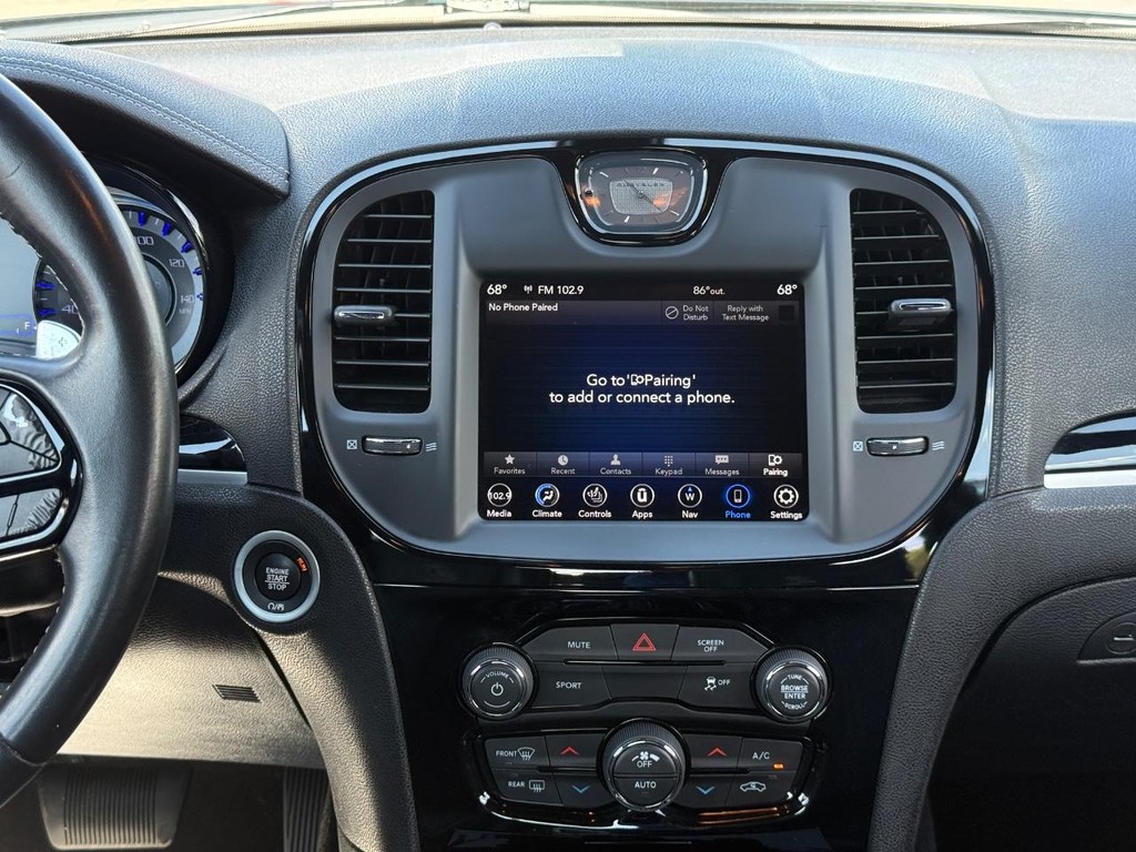 Chrysler 300 Vehicle Full-screen Gallery Image 10