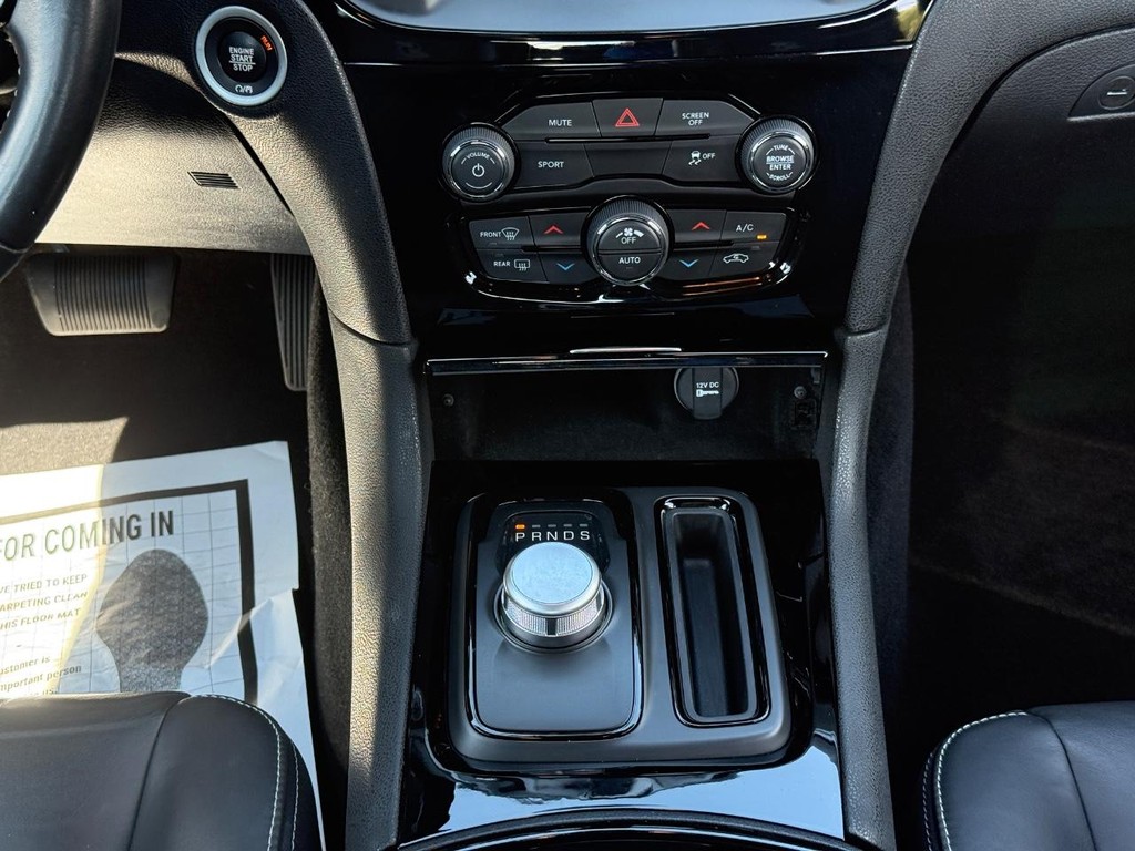 Chrysler 300 Vehicle Full-screen Gallery Image 11