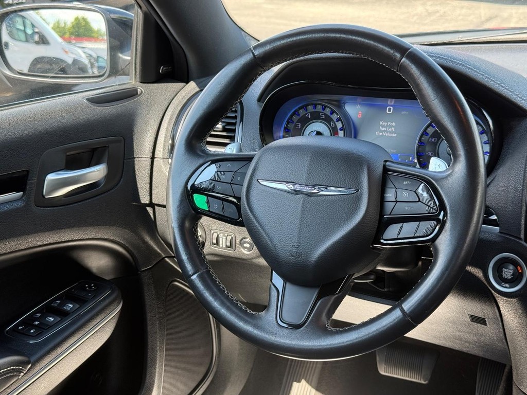 Chrysler 300 Vehicle Full-screen Gallery Image 12