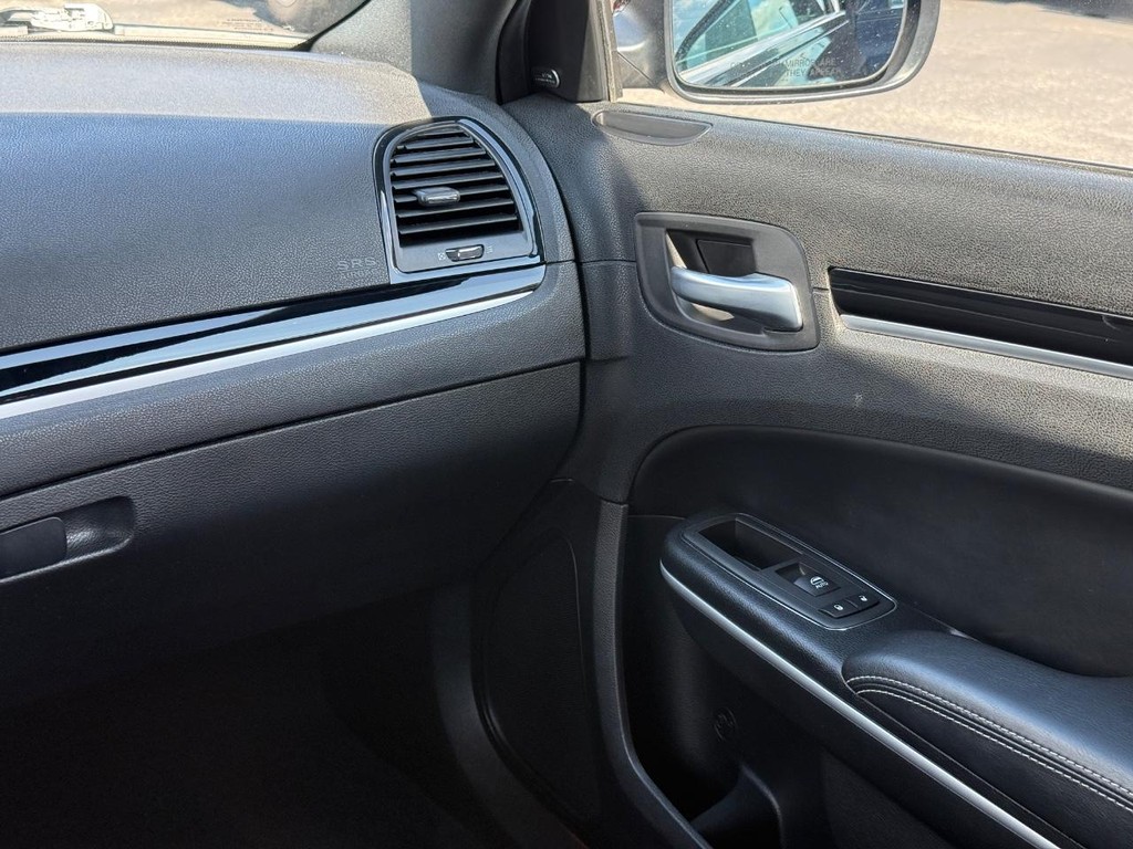 Chrysler 300 Vehicle Full-screen Gallery Image 13