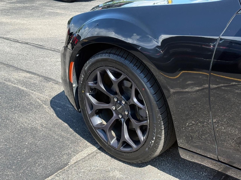 Chrysler 300 Vehicle Full-screen Gallery Image 15