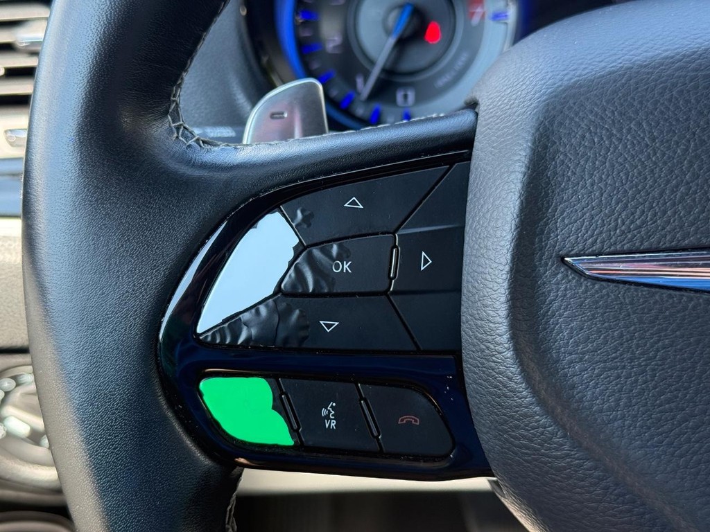 Chrysler 300 Vehicle Full-screen Gallery Image 16