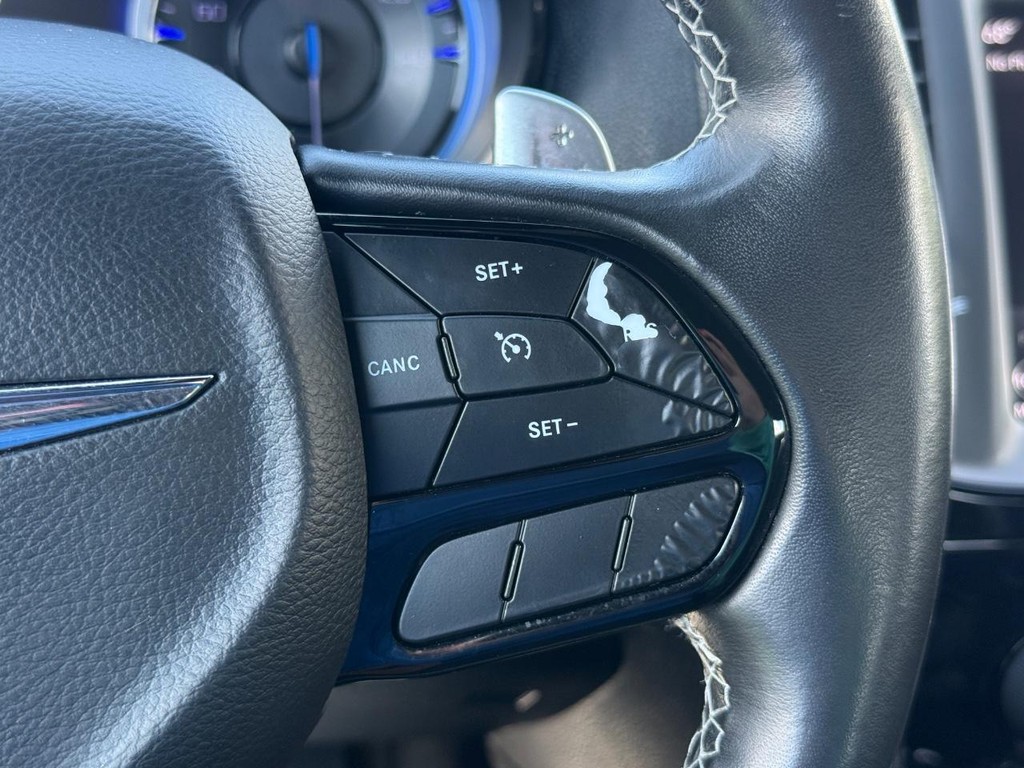 Chrysler 300 Vehicle Full-screen Gallery Image 17