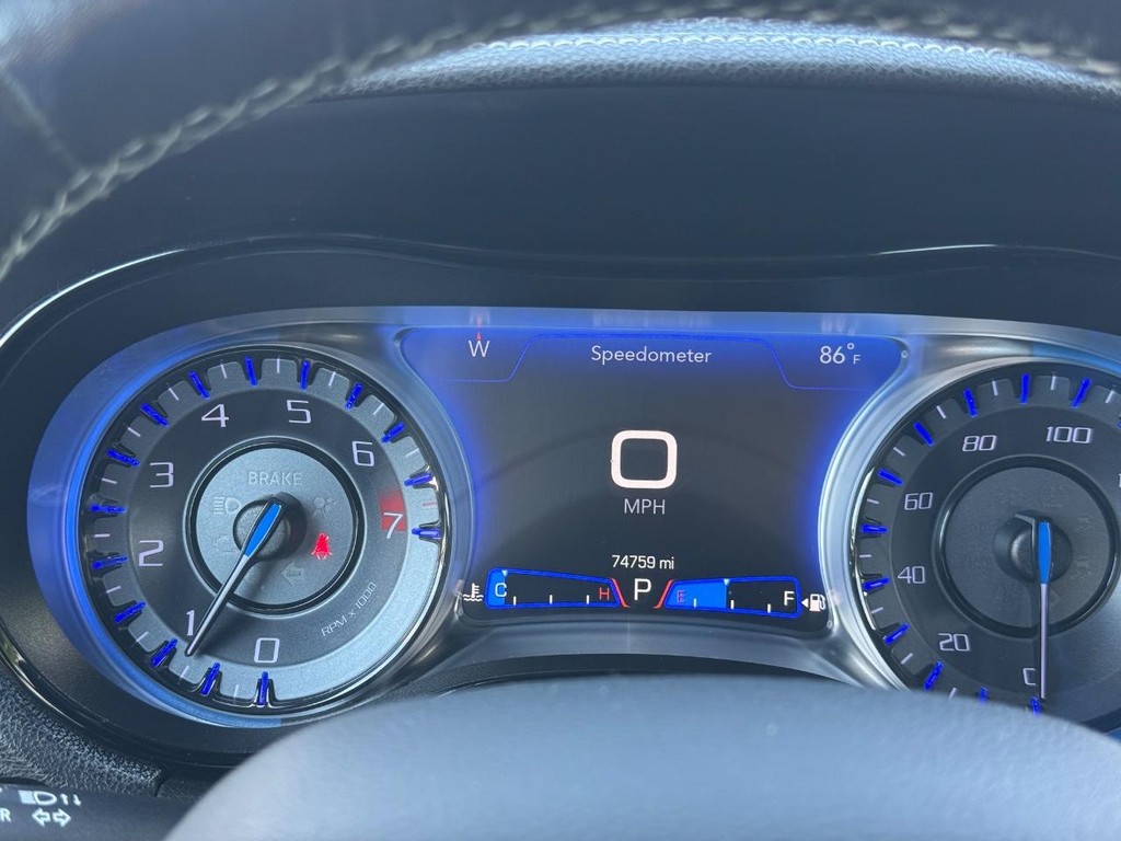 Chrysler 300 Vehicle Full-screen Gallery Image 18