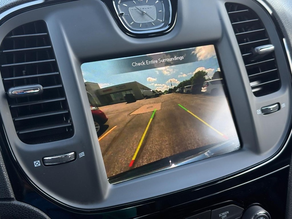 Chrysler 300 Vehicle Full-screen Gallery Image 19