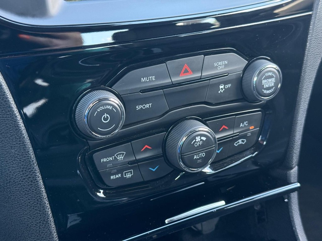 Chrysler 300 Vehicle Full-screen Gallery Image 20
