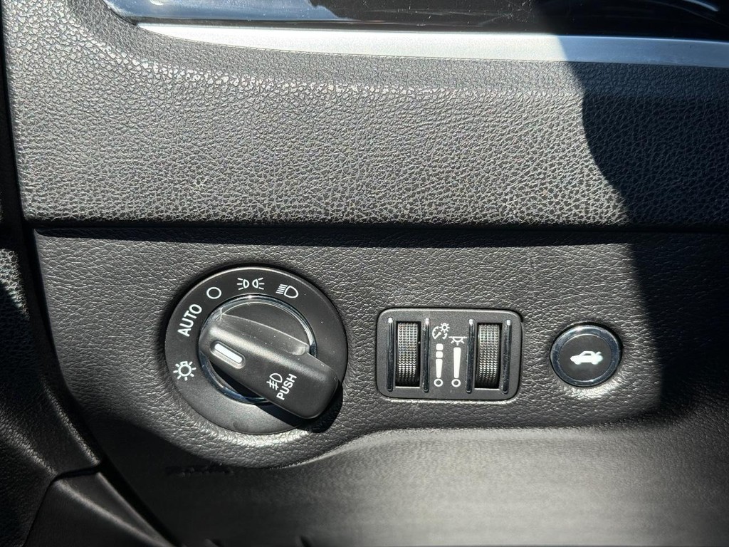 Chrysler 300 Vehicle Full-screen Gallery Image 22