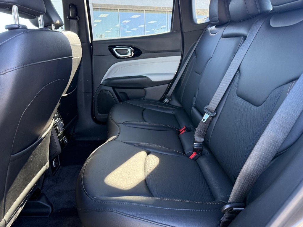 Jeep Compass Vehicle Full-screen Gallery Image 05