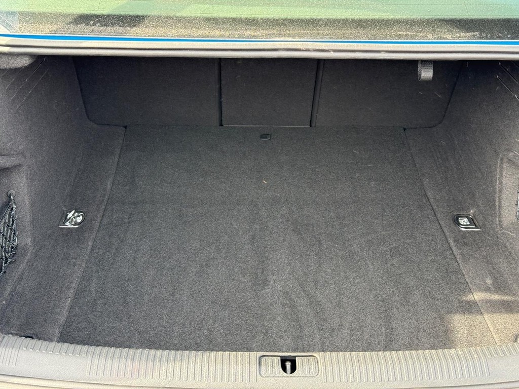 Audi A4 Sedan Vehicle Full-screen Gallery Image 05