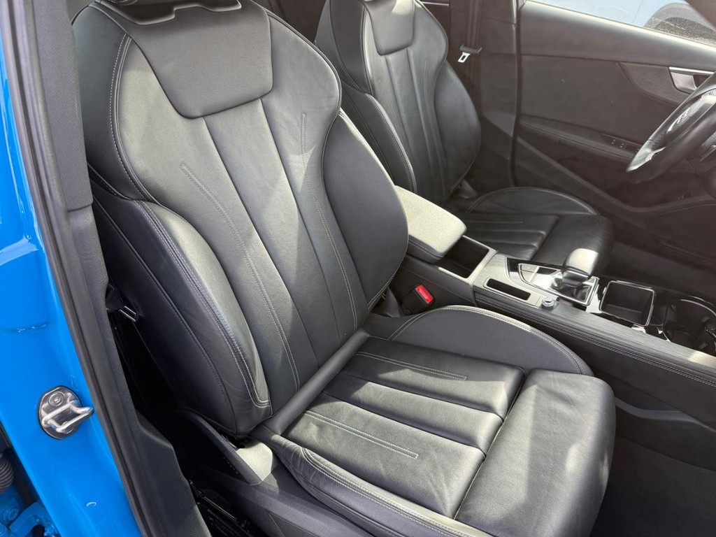 Audi A4 Sedan Vehicle Full-screen Gallery Image 06