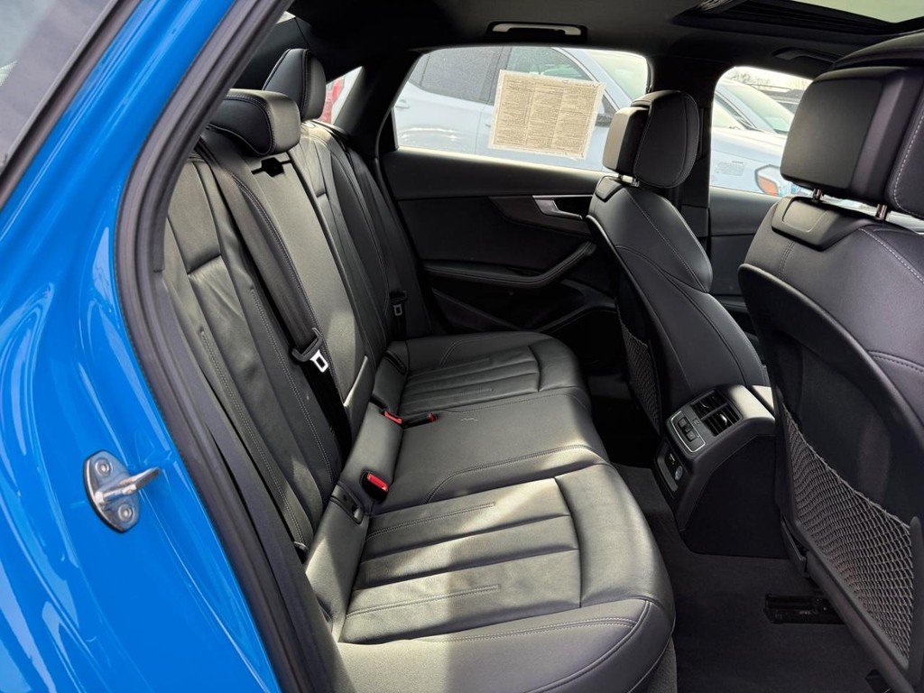 Audi A4 Sedan Vehicle Full-screen Gallery Image 07