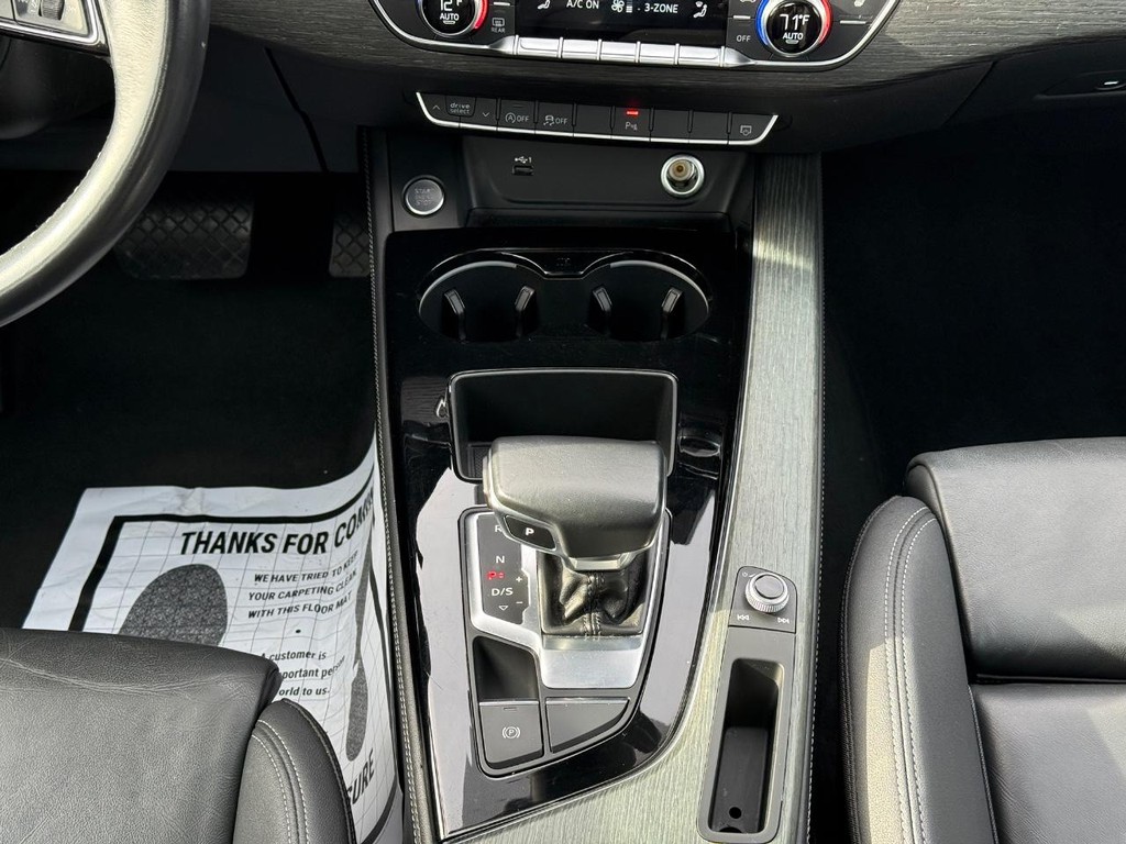 Audi A4 Sedan Vehicle Full-screen Gallery Image 10