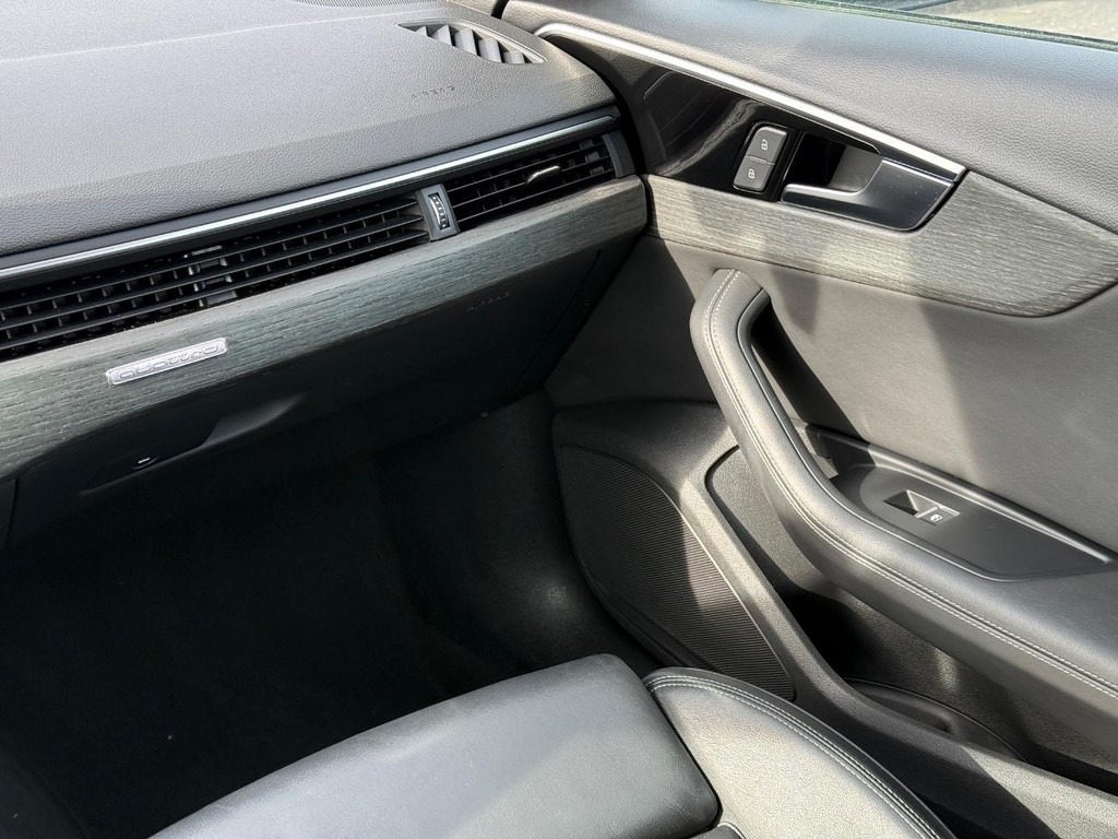 Audi A4 Sedan Vehicle Full-screen Gallery Image 12