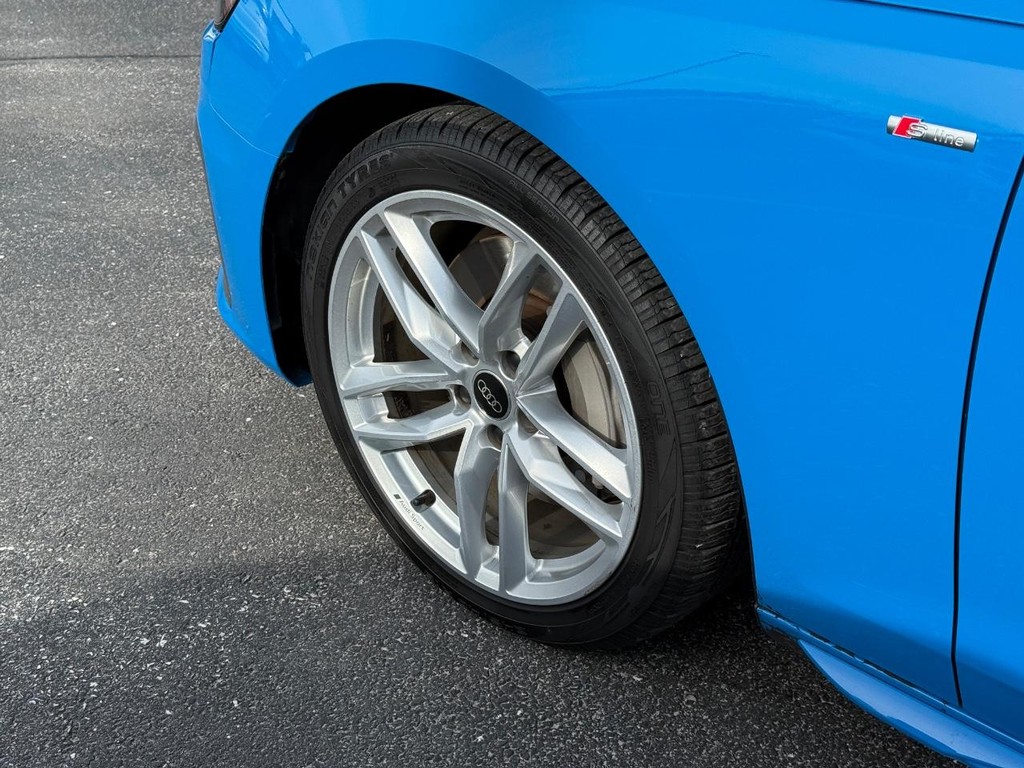 Audi A4 Sedan Vehicle Full-screen Gallery Image 14