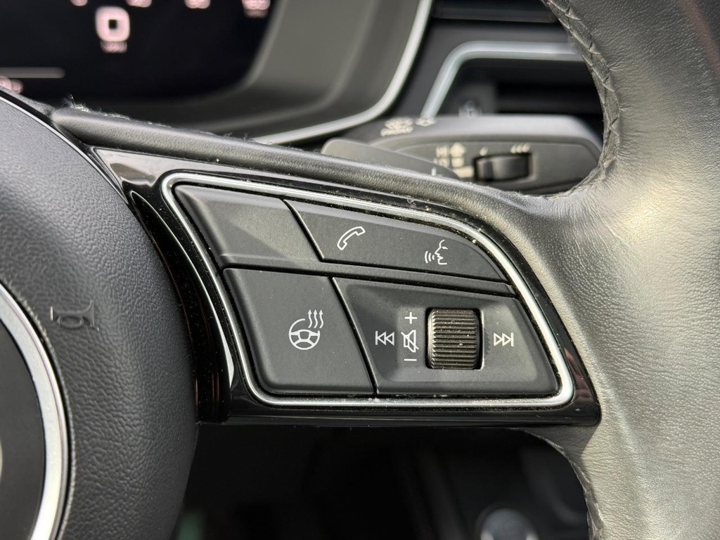 Audi A4 Sedan Vehicle Full-screen Gallery Image 16