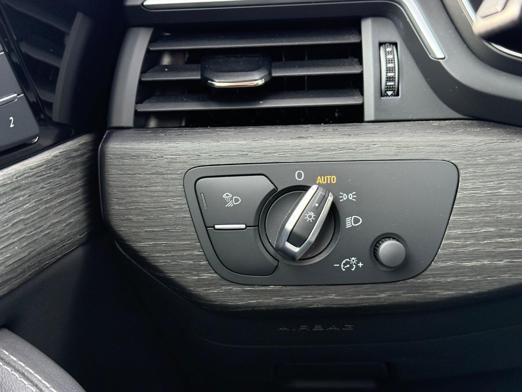 Audi A4 Sedan Vehicle Full-screen Gallery Image 20