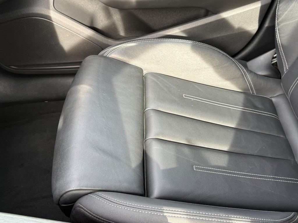 Audi A4 Sedan Vehicle Full-screen Gallery Image 21