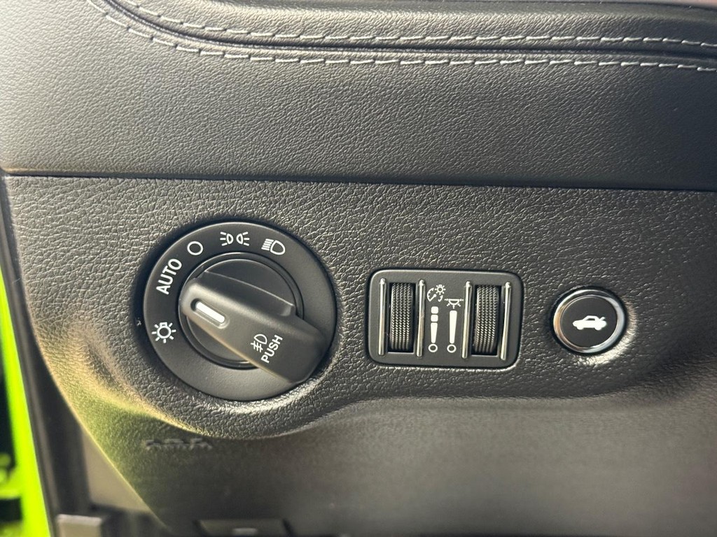 Dodge Charger Vehicle Full-screen Gallery Image 21