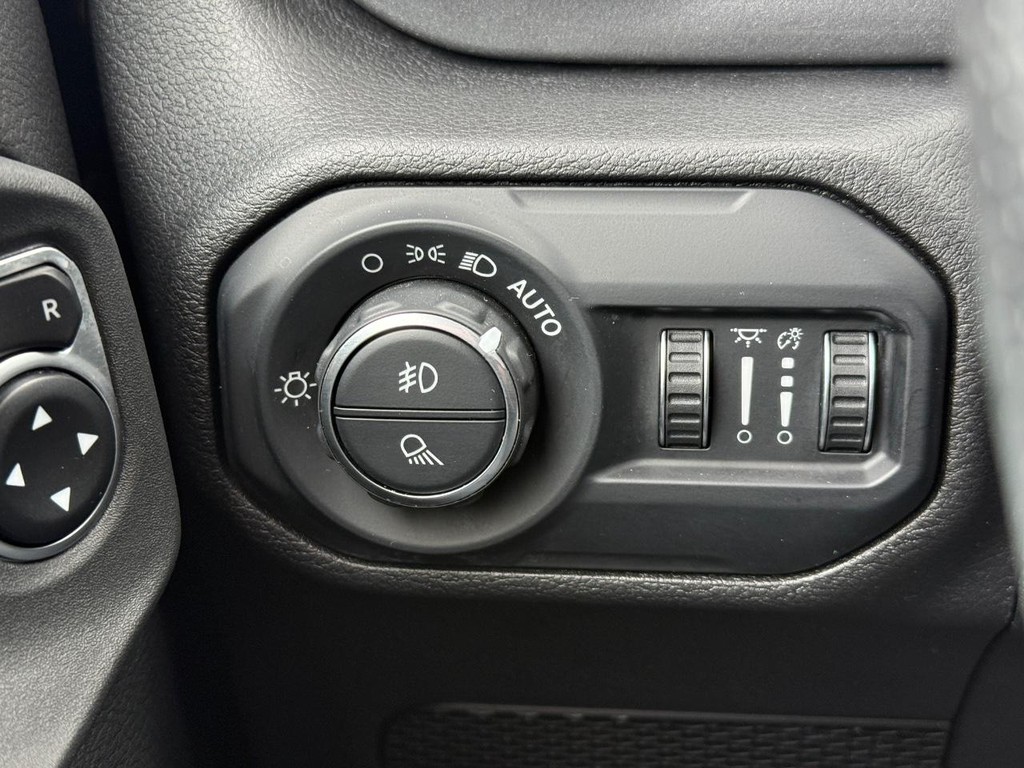 Jeep Gladiator Vehicle Full-screen Gallery Image 23