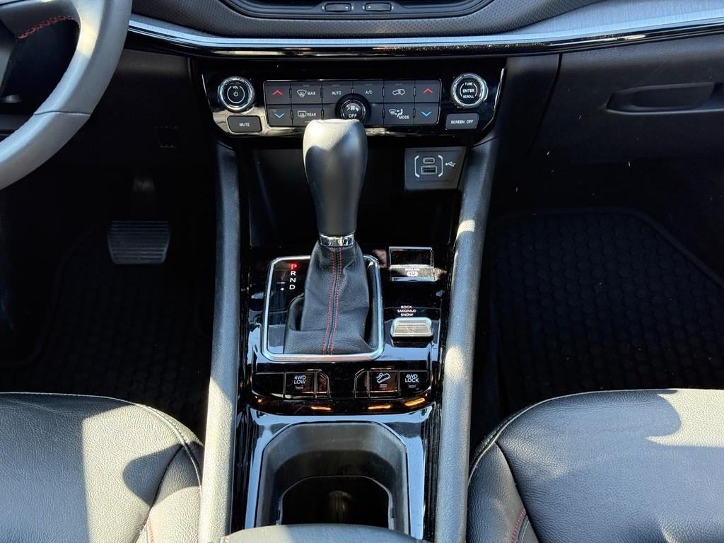 Jeep Compass Vehicle Full-screen Gallery Image 10