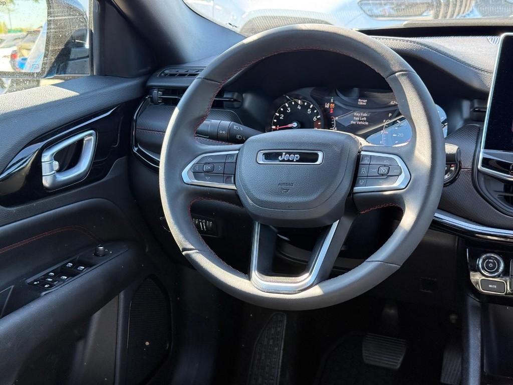 Jeep Compass Vehicle Full-screen Gallery Image 11