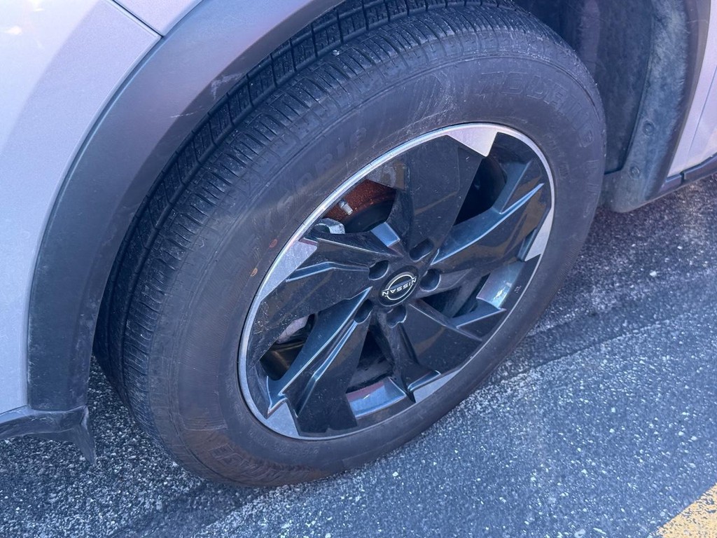 Nissan Rogue Vehicle Full-screen Gallery Image 02