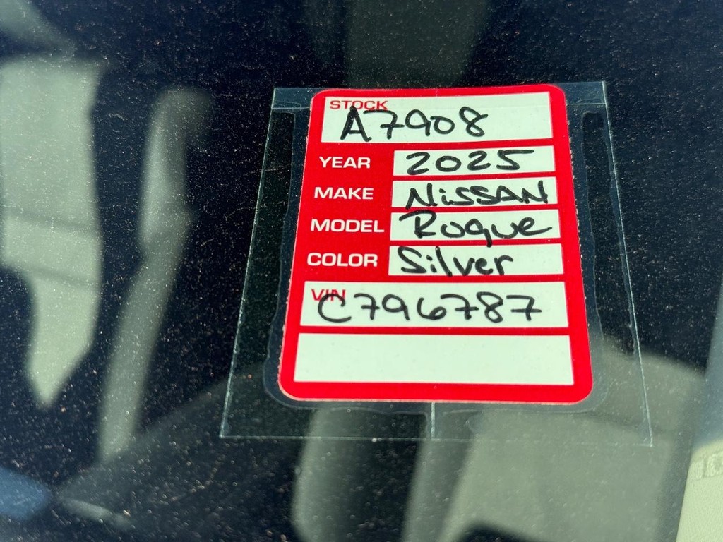 Nissan Rogue Vehicle Full-screen Gallery Image 04