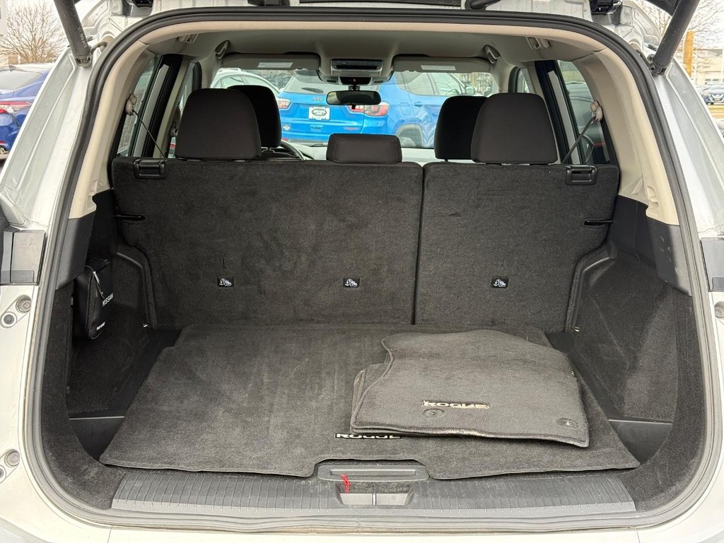 Nissan Rogue Vehicle Full-screen Gallery Image 05
