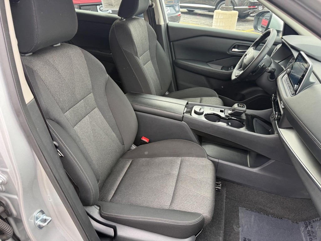 Nissan Rogue Vehicle Full-screen Gallery Image 06