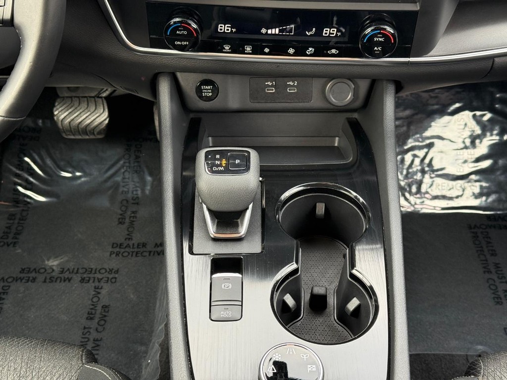 Nissan Rogue Vehicle Full-screen Gallery Image 10