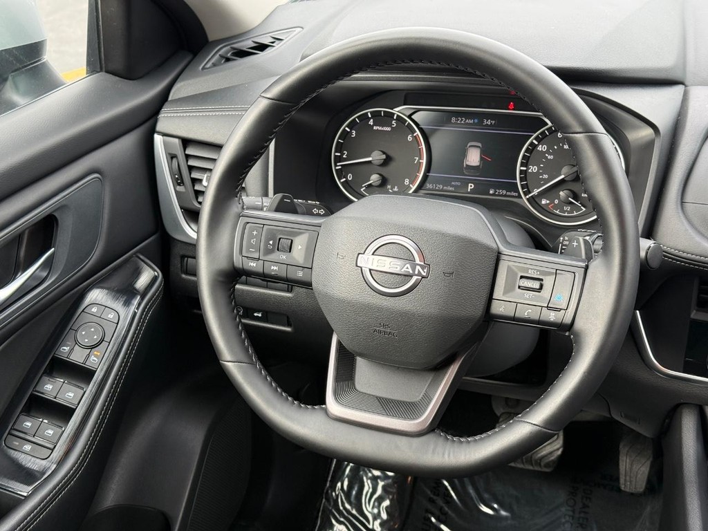 Nissan Rogue Vehicle Full-screen Gallery Image 11