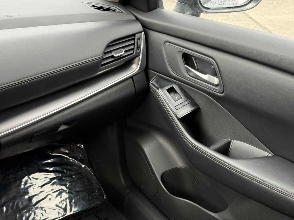 Nissan Rogue Vehicle Full-screen Gallery Image 12