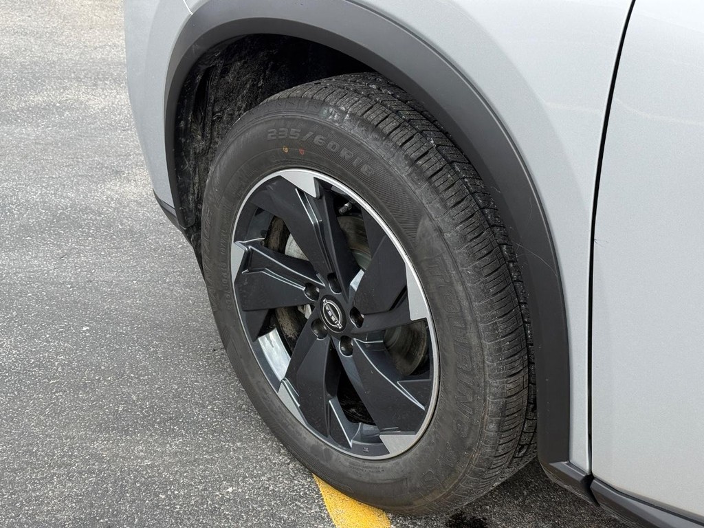 Nissan Rogue Vehicle Full-screen Gallery Image 13