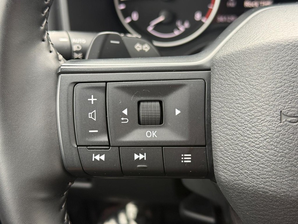 Nissan Rogue Vehicle Full-screen Gallery Image 14