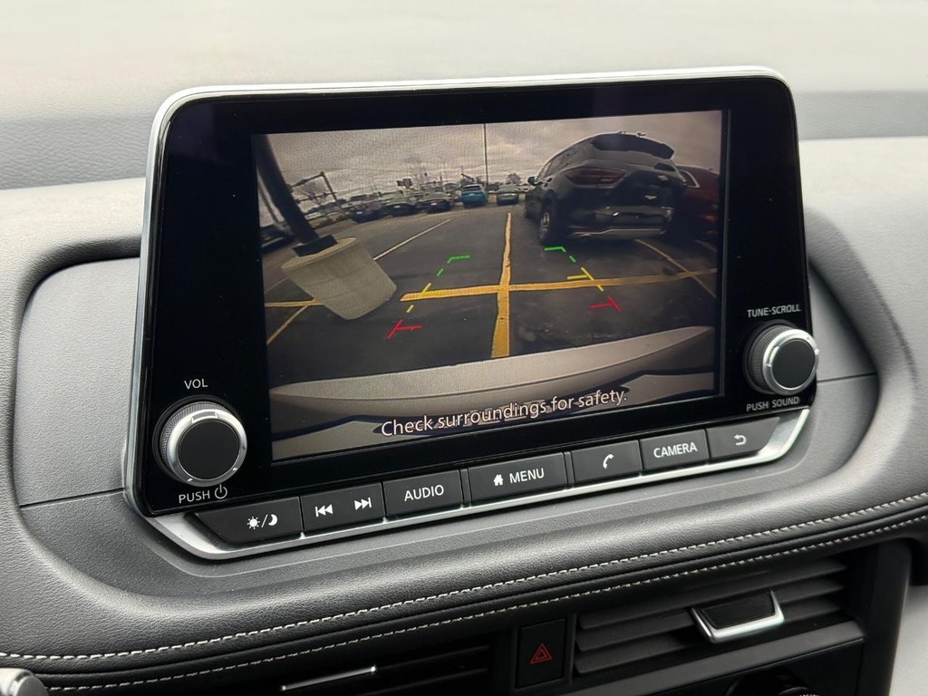 Nissan Rogue Vehicle Full-screen Gallery Image 17
