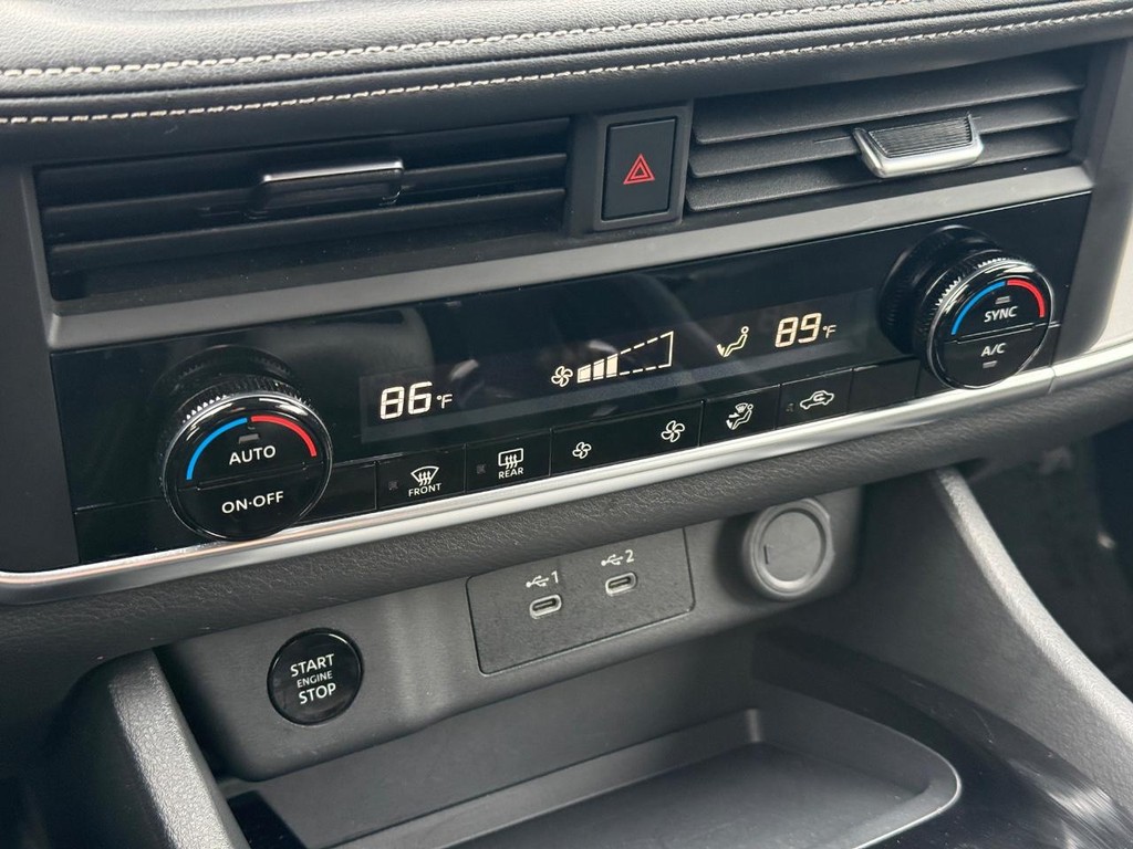 Nissan Rogue Vehicle Full-screen Gallery Image 18