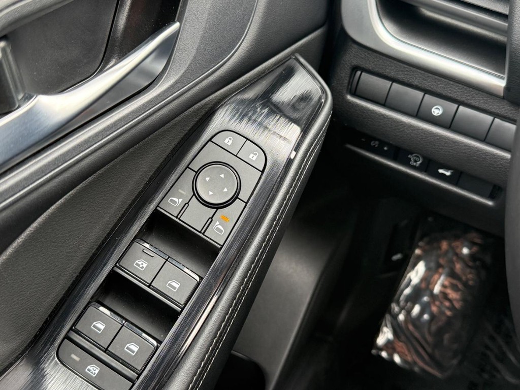 Nissan Rogue Vehicle Full-screen Gallery Image 19