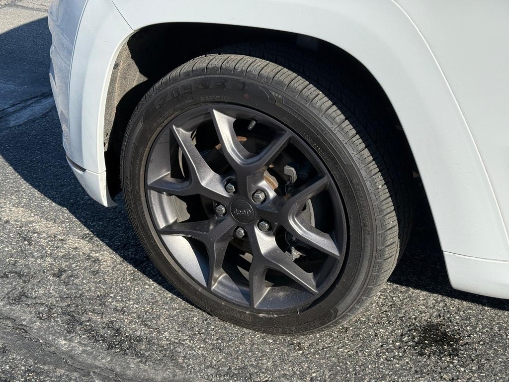 Jeep Grand Cherokee Vehicle Full-screen Gallery Image 14