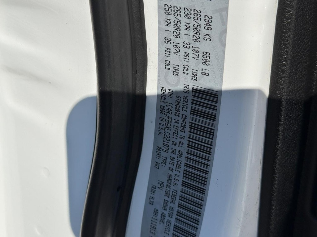 Jeep Grand Cherokee Vehicle Full-screen Gallery Image 22