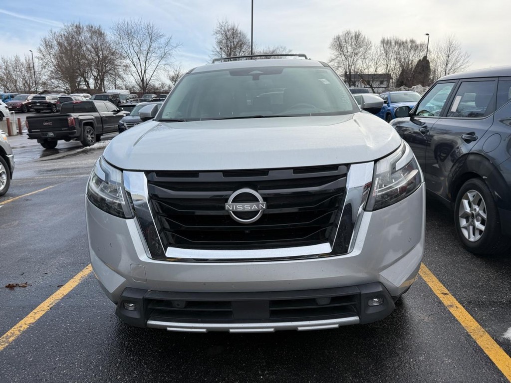 Nissan Pathfinder Vehicle Full-screen Gallery Image 02