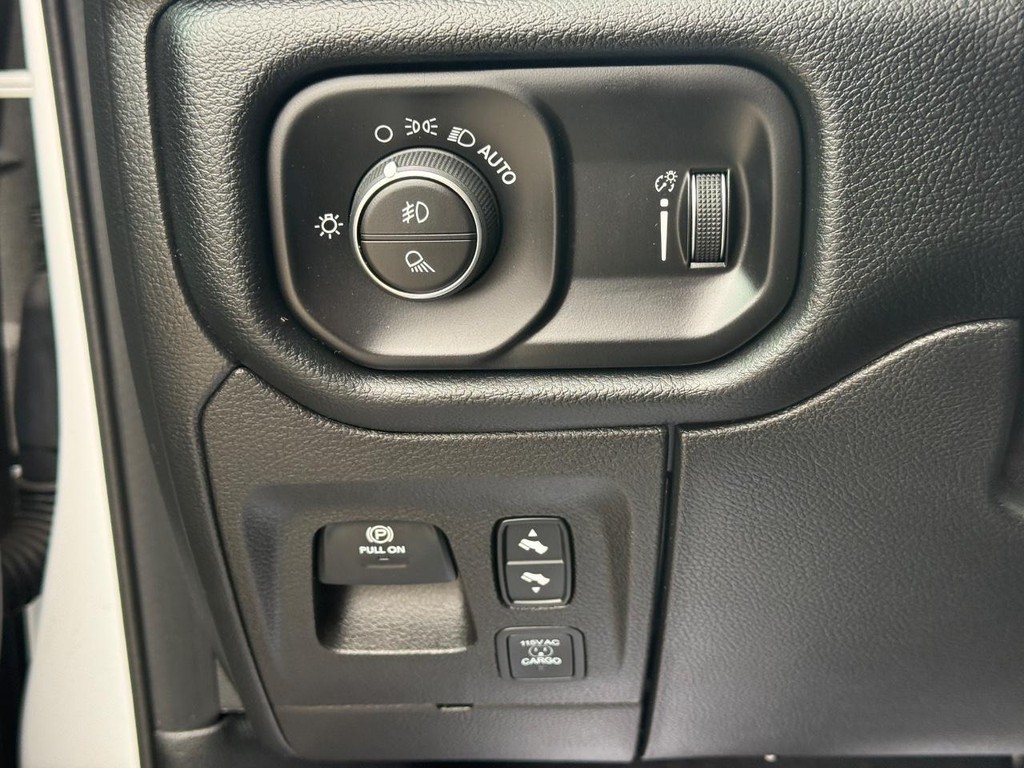 Ram 1500 Vehicle Full-screen Gallery Image 24