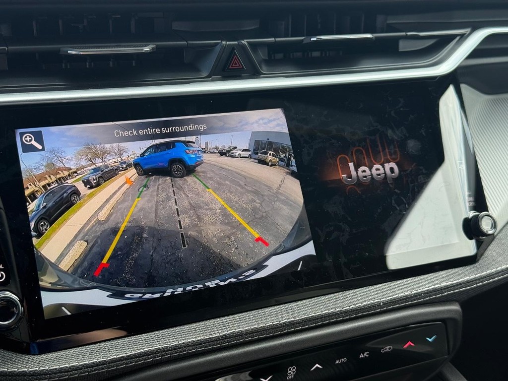 Jeep Cherokee Vehicle Full-screen Gallery Image 20