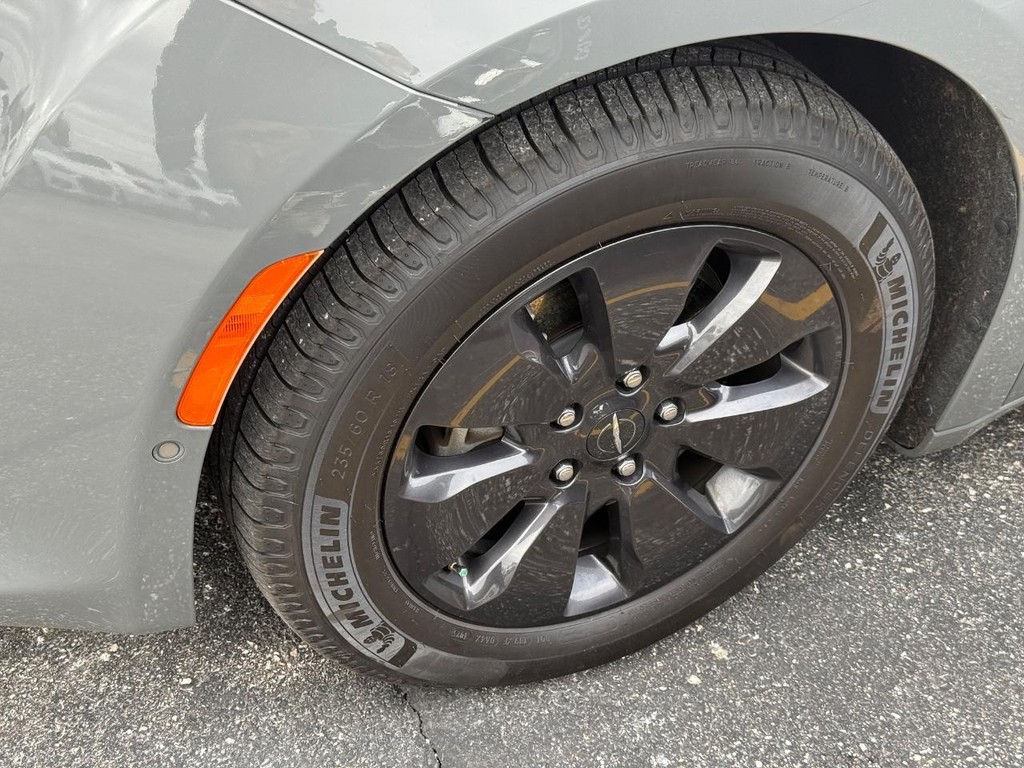 Chrysler Pacifica Vehicle Full-screen Gallery Image 03