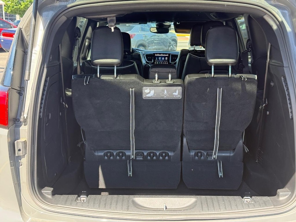 Chrysler Pacifica Vehicle Full-screen Gallery Image 05