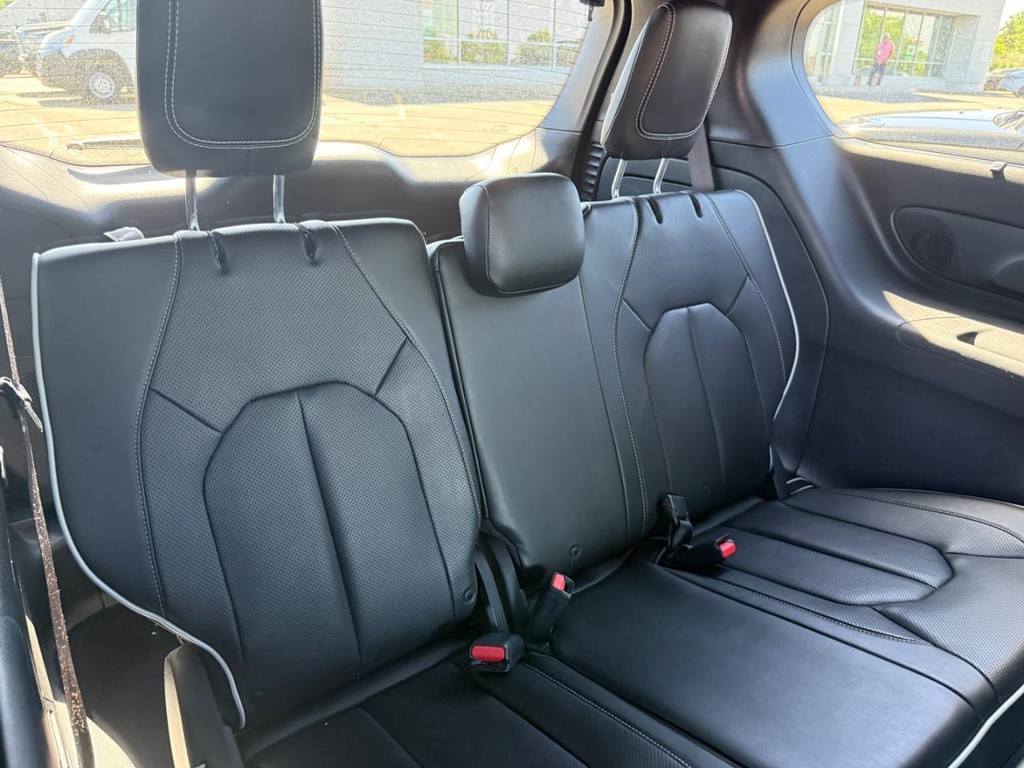 Chrysler Pacifica Vehicle Full-screen Gallery Image 06