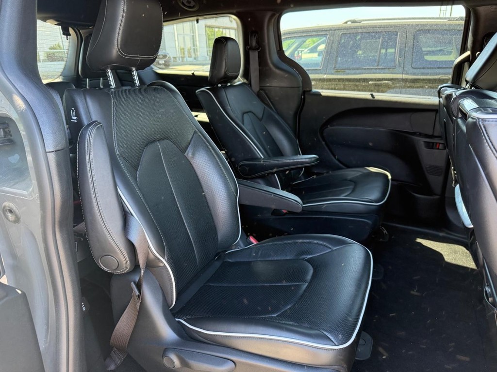 Chrysler Pacifica Vehicle Full-screen Gallery Image 07
