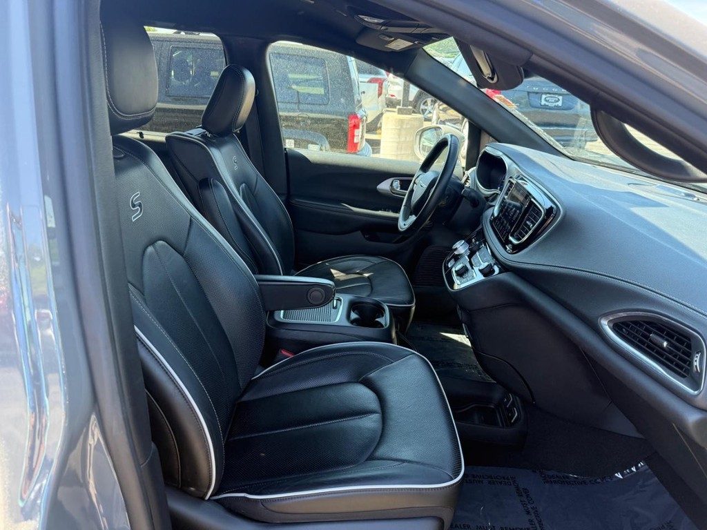 Chrysler Pacifica Vehicle Full-screen Gallery Image 08