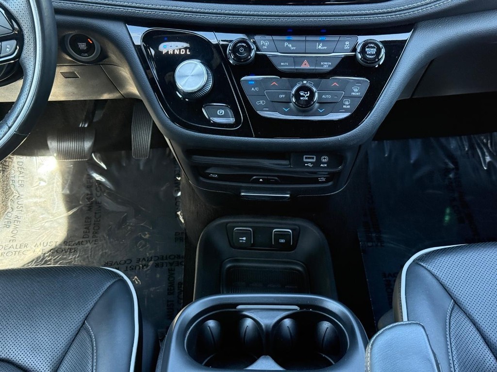 Chrysler Pacifica Vehicle Full-screen Gallery Image 09