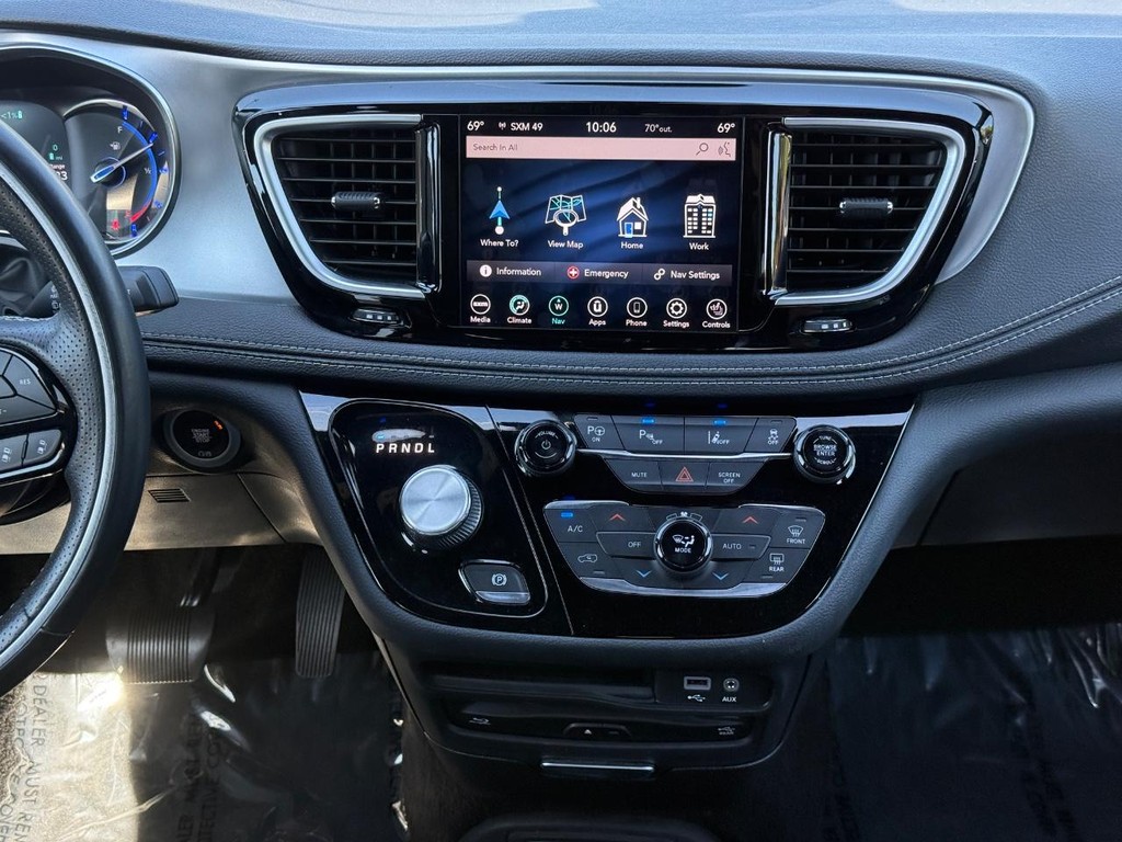 Chrysler Pacifica Vehicle Full-screen Gallery Image 10