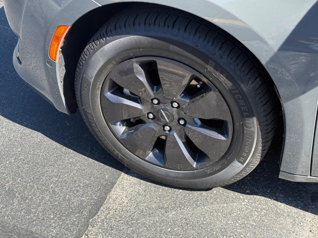 Chrysler Pacifica Vehicle Full-screen Gallery Image 12